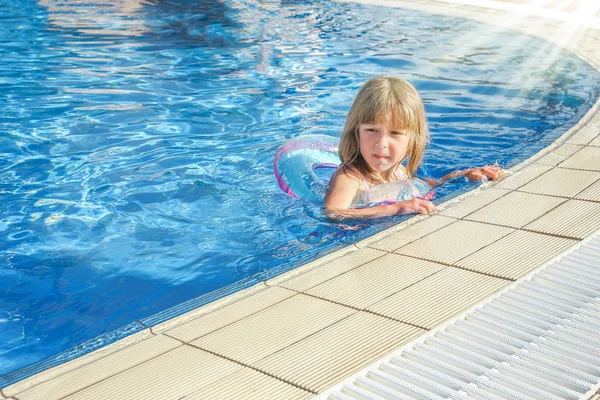 A happy child plays by the pool by the sea — Stock Photo, Image