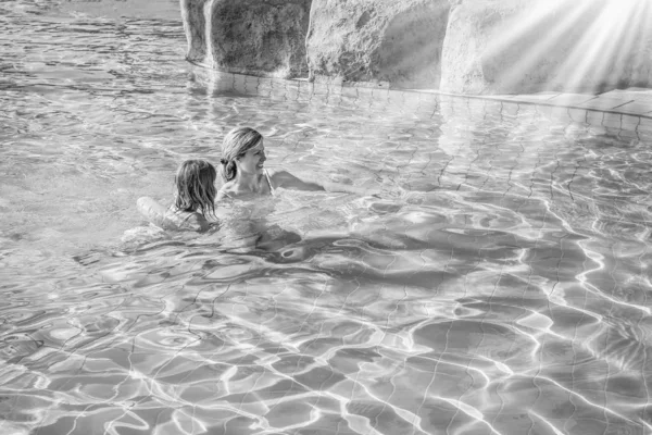 Padre feliz con el niño jugando en la piscina cerca del mar — Foto de Stock