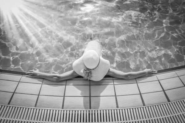 在海边的游泳池边，戴着帽子的快乐姑娘 — 图库照片