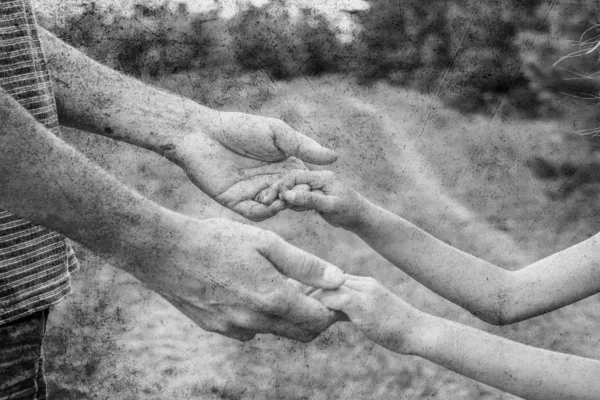 Stará fotka stylové ruky rodiče a dítěte v přírodě na — Stock fotografie