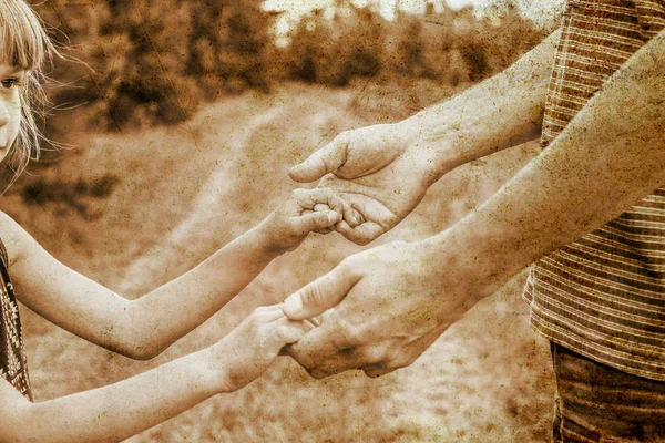 Foto velha de uma mão elegante de um pai e uma criança na natureza em um — Fotografia de Stock