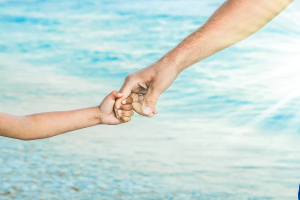 Stylové Ruce Rodiče Dítěte Pozadí Moře — Stock fotografie