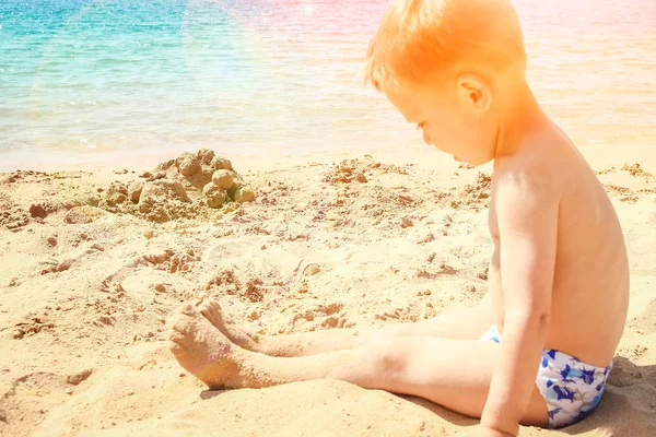 Criança feliz brincando no fundo do mar — Fotografia de Stock
