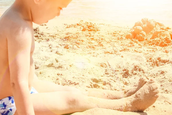 Felice bambino che gioca sullo sfondo del mare — Foto Stock