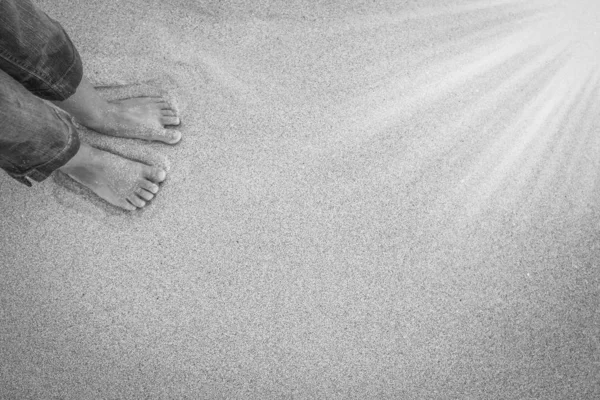 Piękne nogi na piasku w pobliżu morza na tle natury — Zdjęcie stockowe