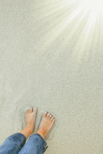 Belas pernas na areia perto do mar no fundo da natureza — Fotografia de Stock