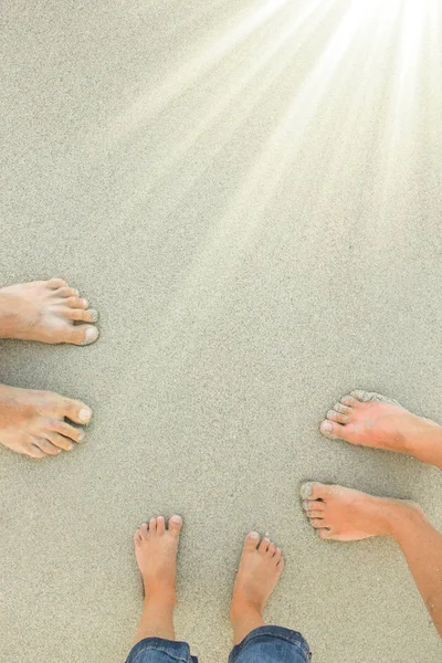 Krásné nohy na písku v blízkosti moře na přírodním pozadí — Stock fotografie
