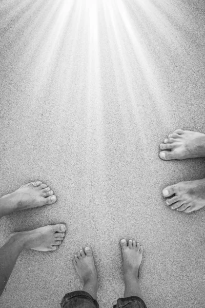 Schöne Beine auf Sand am Meer vor Naturkulisse — Stockfoto