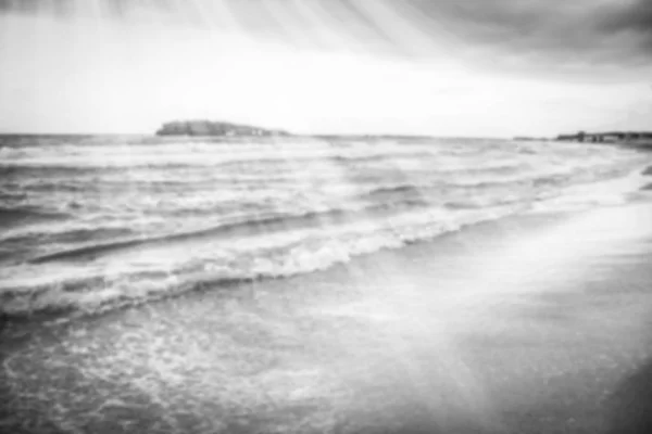 Arka planda dalgalar olan güzel bir sahil. — Stok fotoğraf