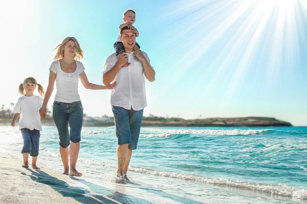 Lycklig familj vid havet i det fria — Stockfoto