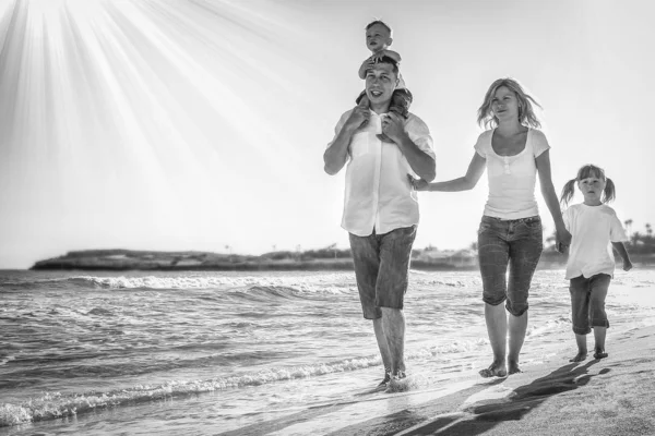 Lycklig familj vid havet i det fria — Stockfoto