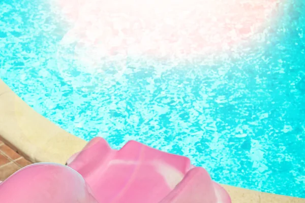 Elegantemente interesante tobogán de agua en la piscina cerca del mar en na —  Fotos de Stock