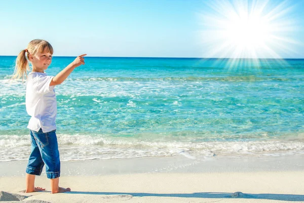 Happy child by the sea in the open air — Stock Photo, Image