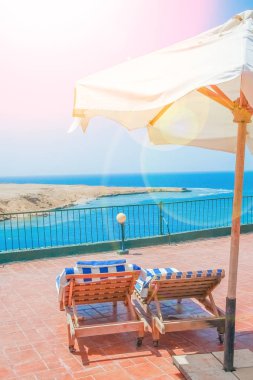 Doğanın arka planında güzel deniz kıyısı tatili