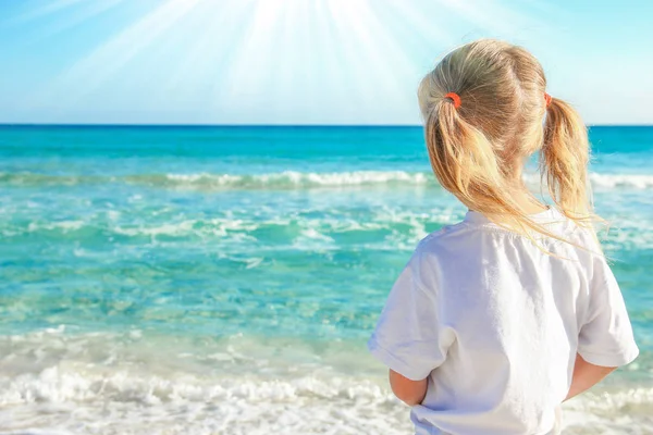 Glückliches Kind am Meer an der frischen Luft — Stockfoto