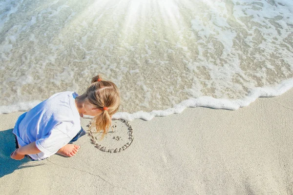 Šťastné dítě u moře pod širým nebem — Stock fotografie