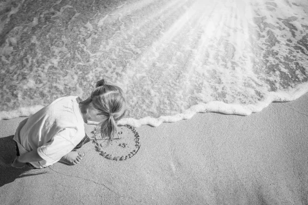 Enfant heureux au bord de la mer en plein air — Photo