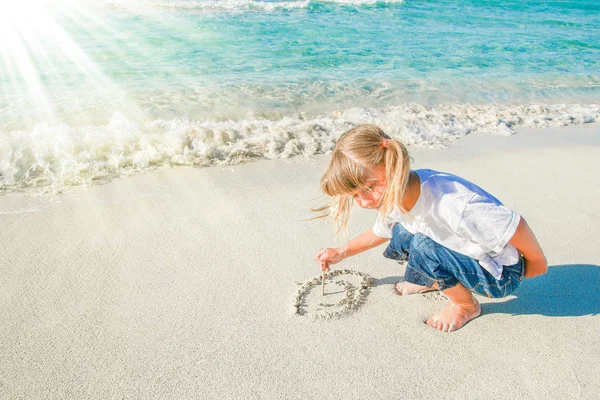 Щаслива дитина біля моря на відкритому повітрі — стокове фото