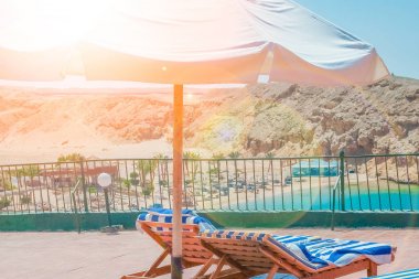 Doğanın arka planında güzel deniz kıyısı tatili