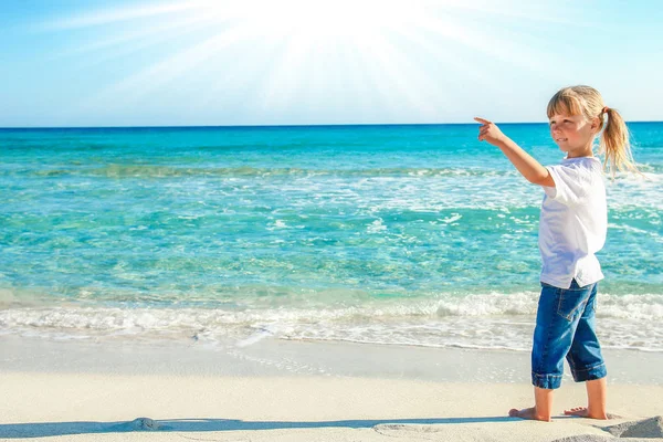 Niño feliz junto al mar al aire libre —  Fotos de Stock