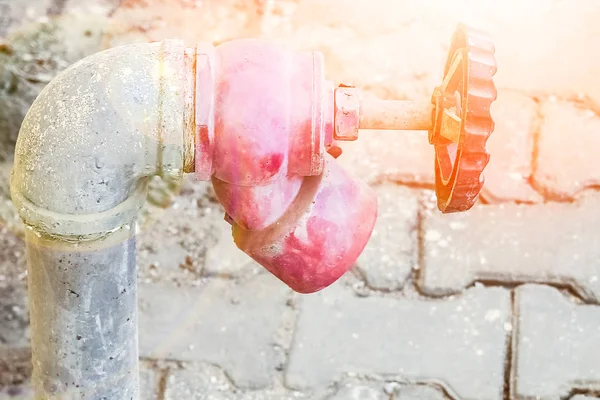 Stilvoll schöner Wasserhahn auf Natur Straße Hintergrund — Stockfoto