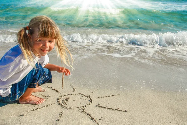 Счастливый ребенок у моря под открытым небом — стоковое фото