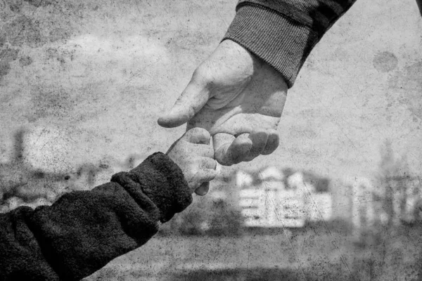 Old photo of the hand of a parent and child in the nature on a p — Stock Photo, Image