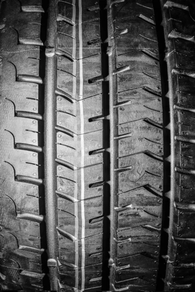 汽车背景的汽车轮胎 — 图库照片