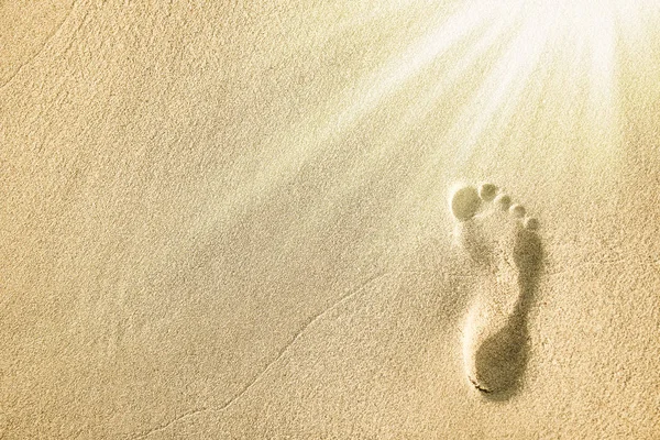 Belle impronte nella sabbia vicino al mare sulla natura backgrou — Foto Stock