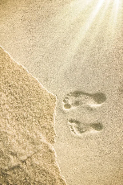 Belles empreintes dans le sable près de la mer sur la nature backgrou — Photo