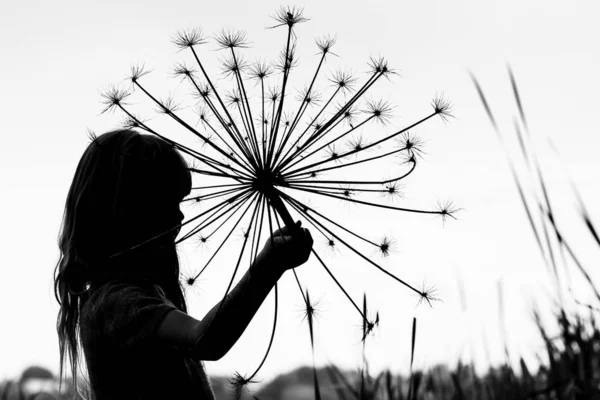 Linda criança brincando ao ar livre no parque — Fotografia de Stock