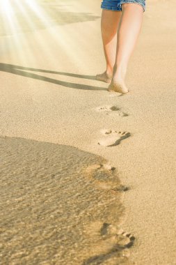 Deniz kenarında ayakları olan güzel izler doğa arka planında