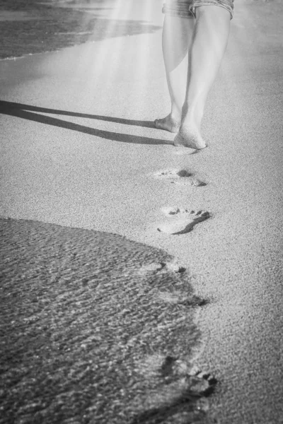 Beautiful traces with feet near the sea on nature background — Stock Photo, Image