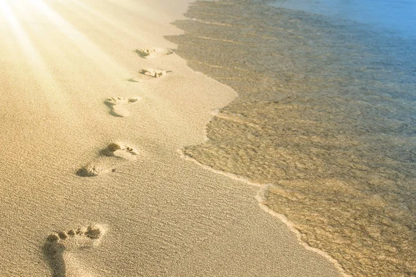 Krásné stopy v písku u moře na přírodním backgrou — Stock fotografie