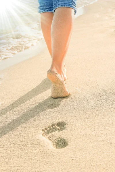 Schöne Spuren mit Füßen am Meer auf Naturhintergrund — Stockfoto