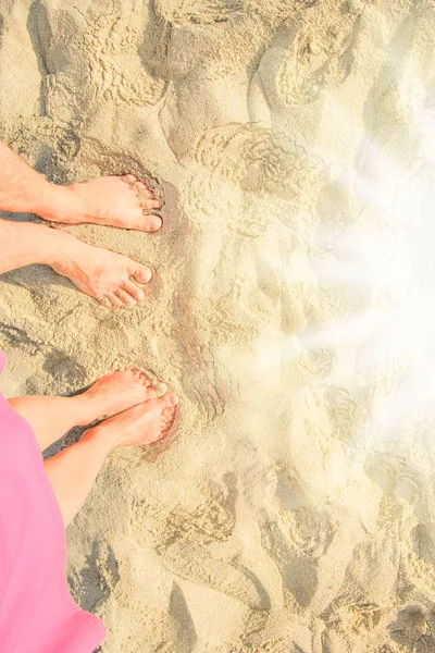 Belles empreintes de pas avec pieds sur le fond de sable — Photo