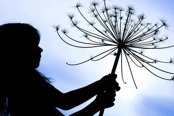 Linda criança brincando ao ar livre no parque — Fotografia de Stock