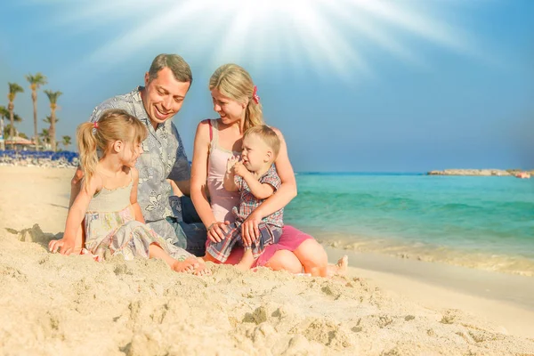 オープンエアで海に囲まれた幸せな家族 — ストック写真