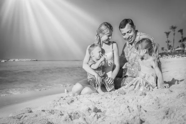 Lycklig familj vid havet i det fria — Stockfoto