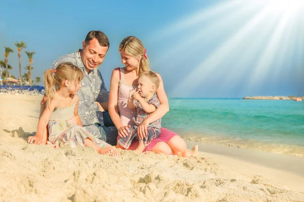 Lycklig familj vid havet i det fria — Stockfoto
