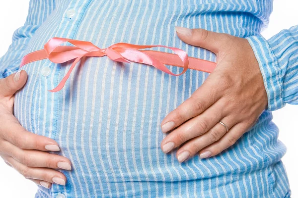 Gelukkig zwanger meisje ligt op wit achtergrond — Stockfoto