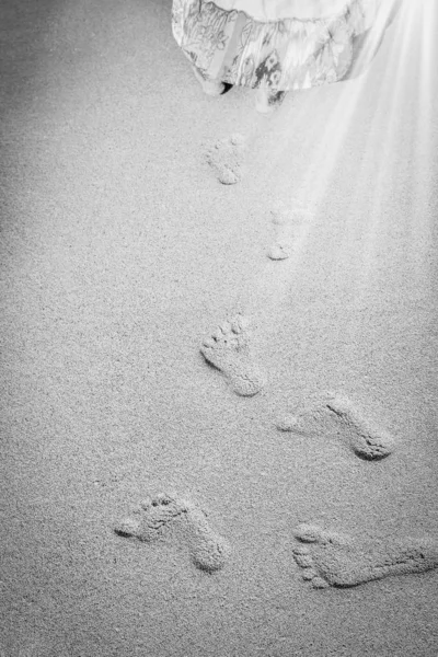 Belles empreintes de pas avec pieds sur le fond de sable — Photo