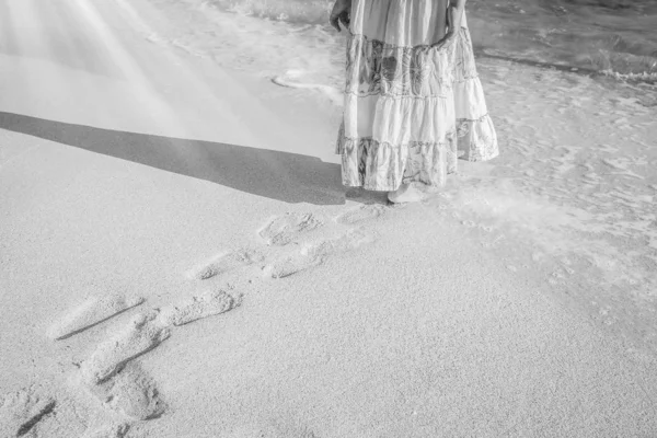 Красивые следы ног на песчаном фоне — стоковое фото