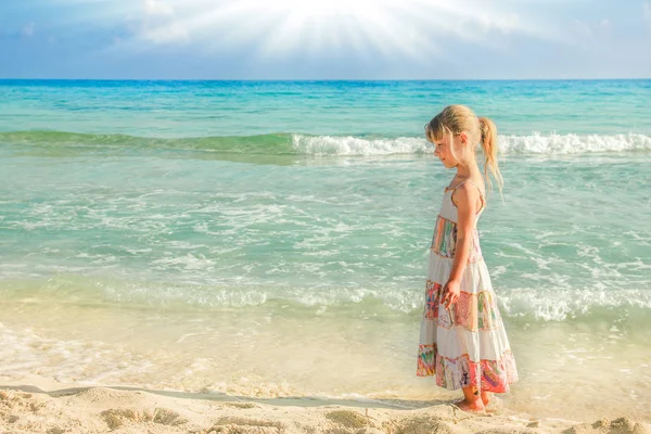 海の外で遊ぶ幸せな子供たち — ストック写真