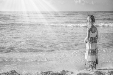 Mutlu çocuk açık denizde oynuyor.