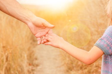 doğa parkında mutlu bir çocuk ve ebeveyn in güzel eller