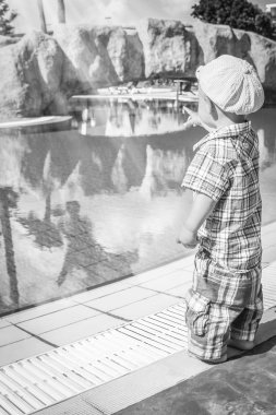 mutlu bir çocuk deniz tarafından doğa üzerinde havuz tarafından oynar