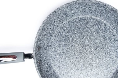 Beyaz arkaplanda kızartma tavası