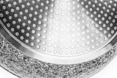 Beyaz arkaplanda kızartma tavası