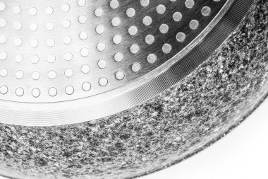 Beyaz arkaplanda kızartma tavası